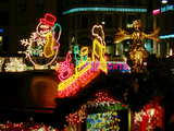 Illuminations de Noël, bonhomme de neige, ange et beaucoup de lumière colorée au Marché de Noël de Bâle, Suisse