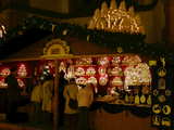 Illuminations de Noël, stand vendant des décorations de Noël lumineuses de l'Erzbegirgsland au Marché de Noël de Bâle, Suisse