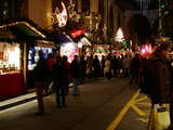 Illuminations de Noël, nombreux stands avec beaucoup de lumières au Marché de Noël de Bâle, Suisse