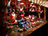Weihnachtsmarkt, jede menge Weihnachtsmänner, bein Strassburger Münster, Strasbourg, Alsace, Frankreich