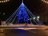Sapin de Noël illuminé, avec beaucoup de petites lumières bleues, entouré d'un cône de guirlandes blanches, St-Louis, France