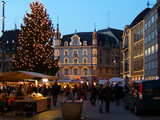 Sapin de Noël illuminé, grand sapin avec beaucoup de boules rouges brillantes, maisons illuminées, place du marché à Bâle, Suisse