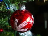 Décoration de sapin de Noël, une boule rouge brillante