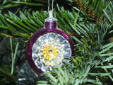 Décoration de sapin de Noël, une boule violette avec partie concave rayonnante
